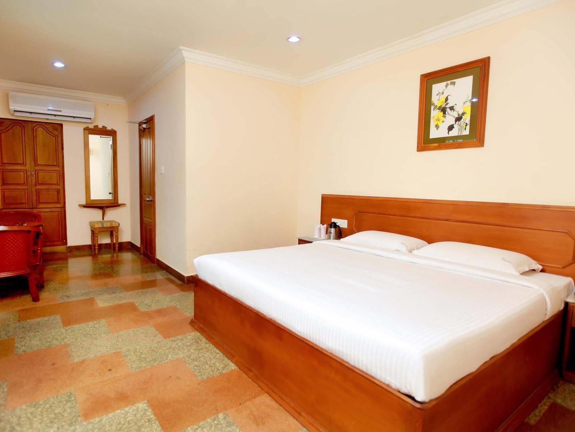 Grand Seasons Hotel Kochi Екстериор снимка